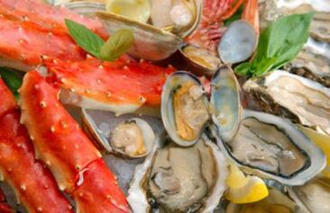 Les fruits de mer sont inclus dans le régime alimentaire pour l'ostéochondrose cervicale